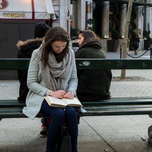 Comédie sur un banc