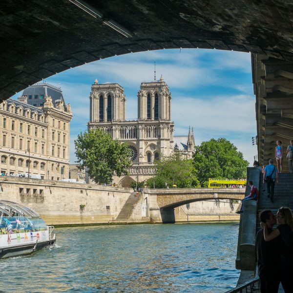 Paris baiser romantique