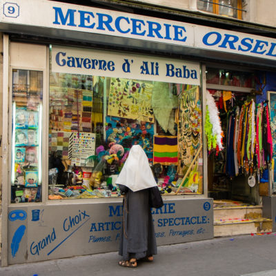 Devant la caverne