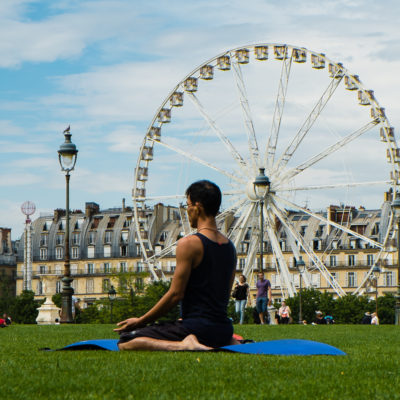 Yoga salut à la grande roue