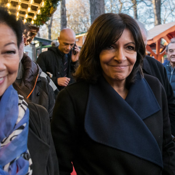 Paris debout Le marche de Noel est ouvert